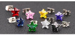 Gros plan montrant diverses couleurs de clous d'oreilles étoile en zircon de 5mm