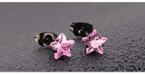 Vue macro de boucles d'oreilles étoile en zircone rose 5mm avec placage noir mat