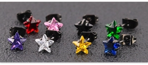 Vue détaillée de clous d'oreilles en zircon en forme d'étoile avec huit couleurs variées