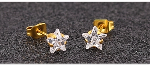 Vue macro de boucles d'oreilles étoile dorées avec zircone AAA sertie de griffes fines