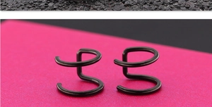 Détail de boucles d'oreilles clips double U en acier inoxydable noir mat sans perçage