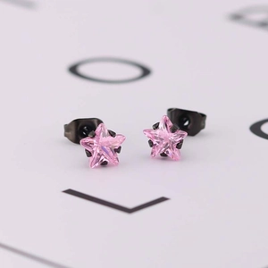 Paire de boucles d'oreilles étoiles en zircon rose avec finition acier titane noir