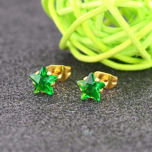 Boucles d'oreilles étoile 5mm en acier titane avec zircon vert AAA et finition dorée