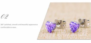 Vue macro de boucles d'oreilles en zircone violette en forme de cœur de 4mm avec fermoirs