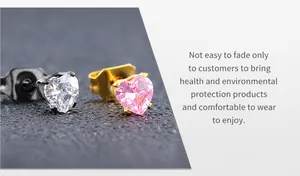 Détail de boucles d'oreilles cœur en zircon avec placage sous vide anti-décoloration