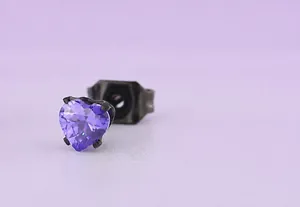 Macro de boucles d'oreilles cœur en zircon violet de 4mm avec placage en acier titane noir