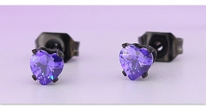 Gros plan de boucles d'oreilles cœur en zircon violet avec sertissage noir et fermoirs