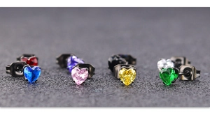 Vue macro de boucles d'oreilles cœur de 4mm en zircone colorée avec base en métal noir