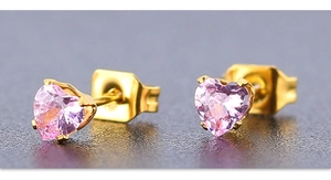 Gros plan détaillé des boucles d'oreilles cœur en zircon rose 4mm avec monture à quatre griffes
