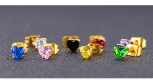 Vue macro de boucles d'oreilles cœur en zircon 8 couleurs avec finition dorée et fermoir papillon