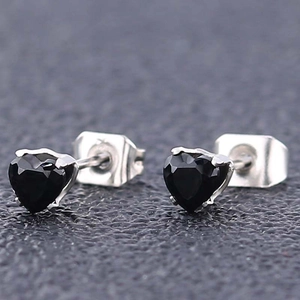Boucles d'oreilles cœur en zircon noir de 4mm avec serti à quatre griffes de couleur argent