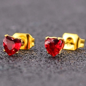 Boucles d'oreilles minimalistes 4mm cœur en zircon rouge avec monture à quatre griffes d'or