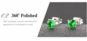 Vue détaillée des boucles d'oreilles cœur en zircon vert avec monture à quatre griffes argent
