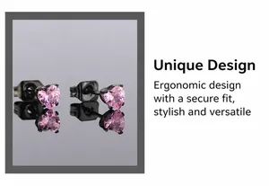 Détail de boucles d'oreilles cœur en zircon rose avec placage noir et fermoir papillon