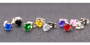 Vue macro de boucles d'oreilles clous en zircone multicolore en forme de cœur