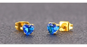 Détail macro de boucles d'oreilles cœur en zircon bleu avec base plaquée or 3mm