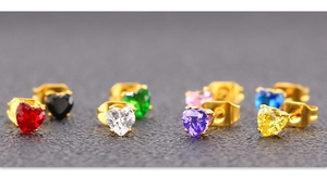 Vue macro de boucles d'oreilles cœur en zircone AAA colorée et acier doré