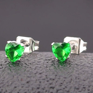 Boucles d'oreilles minimalistes en zircon vert en forme de cœur avec griffes argentées
