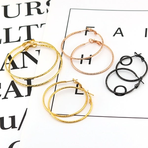 Polierte Creolen aus Edelstahl in Gold, Roségold und Schwarz mit gedrehter Spiralstruktur