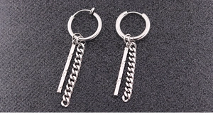 Detalle de pendientes de aro en acero plateado con colgantes de cadena y barra