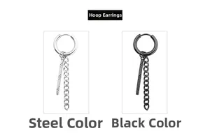 Detalle de pendientes punk en acero y negro con cadena cubana y colgante de barra cuadrada