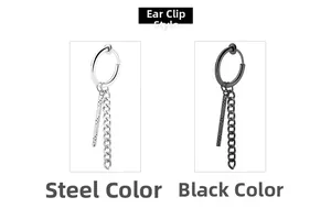 Detalle macro de pendientes de cadena punk en acero y negro para orejas sin perforación