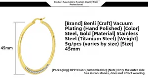 Detalle de pendientes de aro de 45mm en acero inoxidable con baño de oro y circonitas