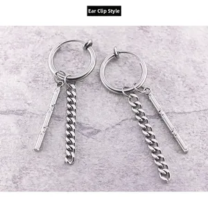 Detalle de pendientes de clip plateados con barra larga y cadena de estilo cubano