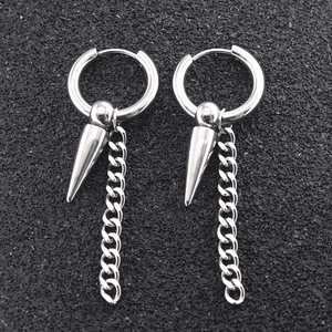 Silberne Punk-Ohrringe aus Edelstahl mit konischen Anhängern und feiner Metallkette