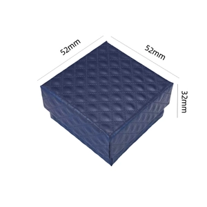 Dettaglio macro di una scatola quadrata blu scuro per gioielli con trama a rombi