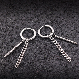 Pendientes punk de acero plateado con barra metálica colgante y detalle de cadena