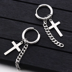 Silberne Punk-Ohrringe aus Edelstahl mit hängendem Kreuz und filigranem Kettendetail