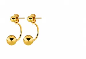 Detalle de pendientes de acero inoxidable dorados con doble bola y acabado metálico liso