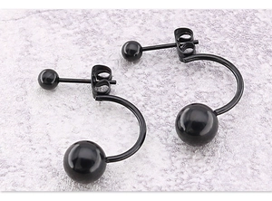 Macro de pendientes minimalistas de acero de titanio negro con doble bola en C