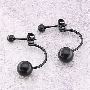 Pendientes de bola doble de acero inoxidable negro minimalistas sobre fondo de mármol