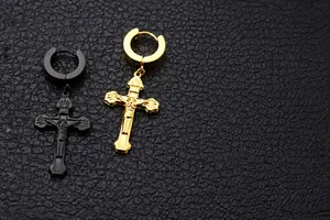 Detalle de los pendientes de cruz en acero inoxidable con chapado al vacío negro y oro