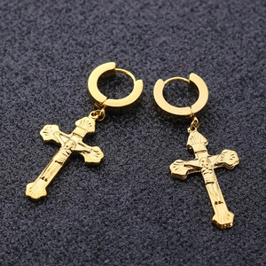 Pendientes de aro con cruz colgante de acero inoxidable dorado y relieve sacro