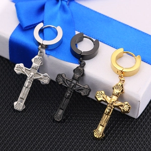Pendientes de acero inoxidable con cruz y relieve de calavera en oro, plata y negro