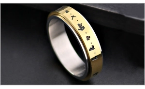 Detalle de anillo giratorio de acero de titanio con mantras budistas grabados en oro