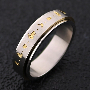 Anillo giratorio minimalista de acero de titanio con mantras dorados sobre banda de plata