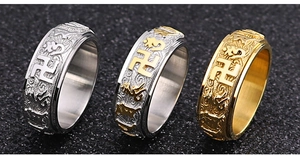 Detalle de anillos giratorios de meditación de acero con grabado de mantra budista