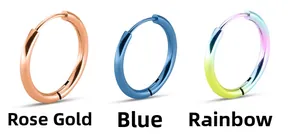 Dettaglio di orecchini a cerchio minimalisti in acciaio inossidabile oro rosa blu e multicolor