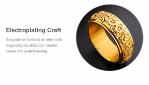 Detalle del anillo giratorio vintage dorado con grabado en relieve del mantra de seis palabras