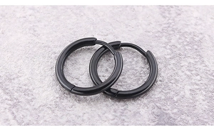 Macro di orecchini a cerchio minimalisti in acciaio inossidabile nero opaco con chiusura