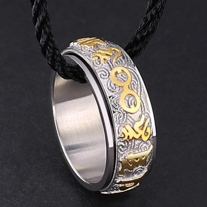 Anillo giratorio de acero inoxidable con mantras en relieve y cordón negro