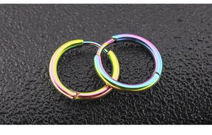 Vista macro di orecchini a cerchio arcobaleno lucidi con chiusura classica a perno