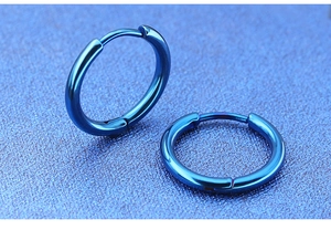 Dettaglio di piccoli orecchini a cerchio huggie in acciaio inossidabile blu scuro lucido