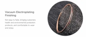Vue détaillée de la bague fine en acier or rose avec émail noir et placage sous vide durable