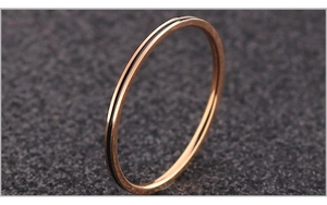 Vue détaillée d'une bague minimaliste en acier rose doré avec ligne en émail noir