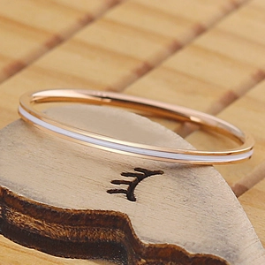 Bague minimaliste en acier inoxydable rose doré avec incrustation d'émail blanc